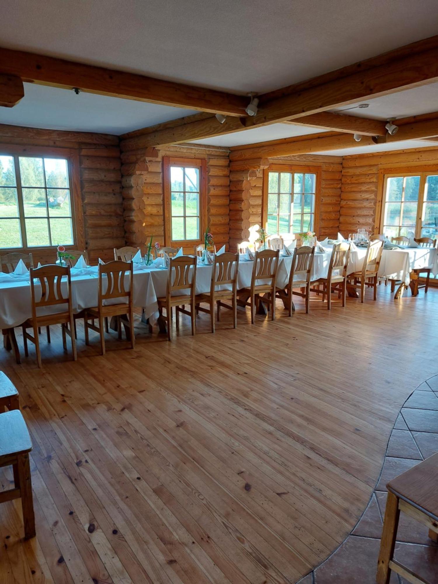 Jaun-Ievinas Hotell Rauna Exteriör bild